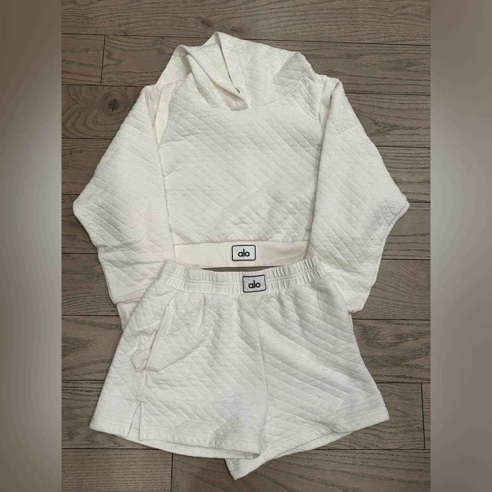 Alo Yoga White Quilted Boxer Matching Set - Sweatshirt & Sweatshorts